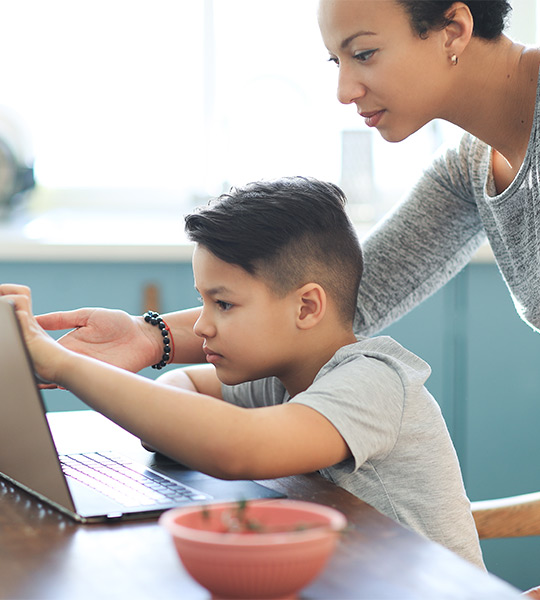 Madre e hijo en una cita virtual de atención urgente con un ordenador portátil